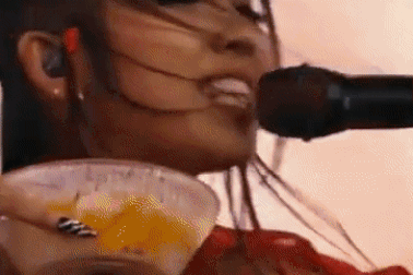 Xôi xoài gây sốt sau màn biểu diễn vừa ăn vừa hát của nữ rapper