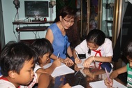 Cảm phục người phụ nữ 8 năm dạy chữ miễn phí cho trẻ em bán vé số
