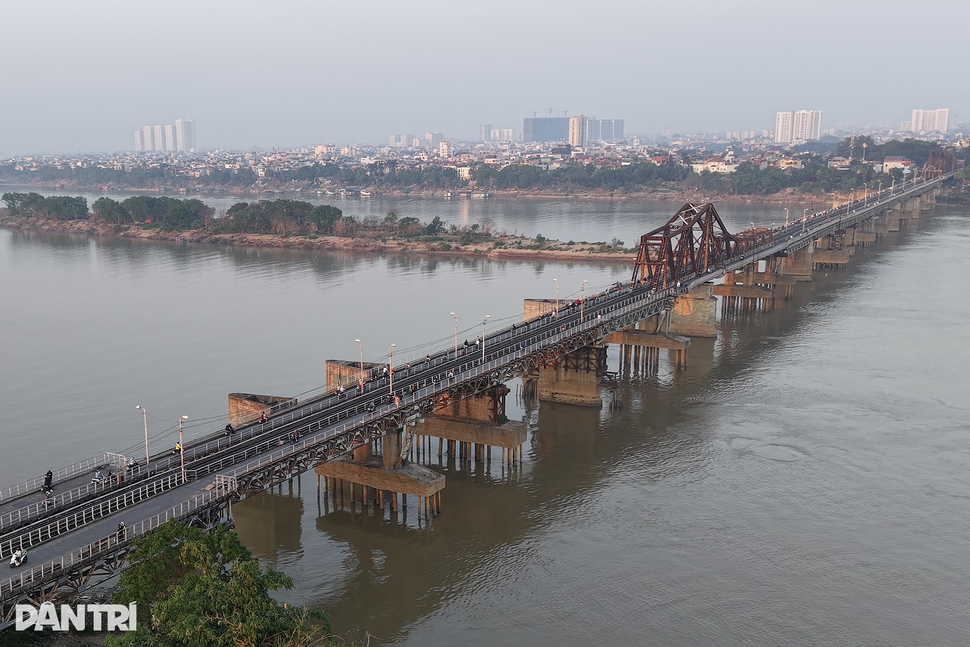 تماشای غروب دلانگیز اواخر پاییز بر روی دو پل معروف هانوی - 10 Ngắm hoàng hôn cuối thu rực rỡ trên 2 cây cầu nổi tiếng nhất Hà Nội - 10