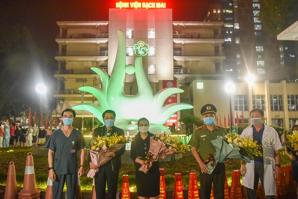 Nhiều y, bác sĩ Bệnh viện Bạch Mai bật khóc khi được gỡ bỏ lệnh cách ly - 5 Nhiều y, bác sĩ Bệnh viện Bạch Mai bật khóc khi được gỡ bỏ lệnh cách ly - 5