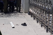 2 thanh niên dùng súng cướp ngân hàng lúc giữa trưa