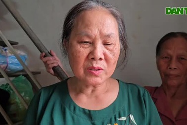 Người chồng tai biến chăm vợ nằm liệt giường nghẹn ngào nhận quà bạn đọc