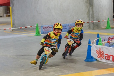 Các cua-rơ nhí đua tiếp sức cùng cha mẹ "náo loạn" hầm để xe