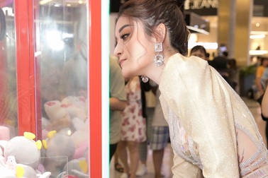Á hậu Huyền My mặc váy dạ hội đi... gắp thú bông