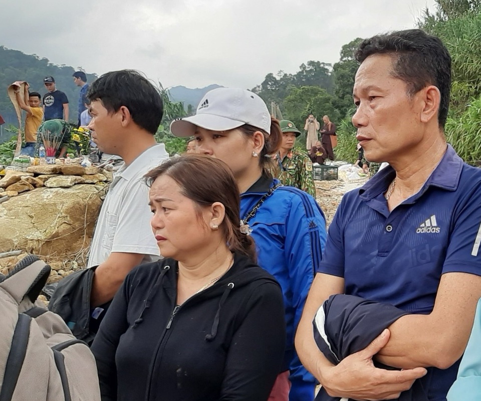 Người thân gào khóc giữa mênh mông sạt lở Rào Trăng - 5 Người thân gào khóc giữa mênh mông sạt lở Rào Trăng - 5