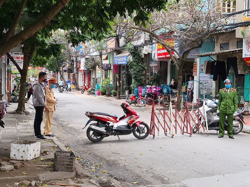 Phong tỏa 1 tổ dân phố, cách ly toàn bộ thủy thủ tiếp xúc ca bệnh thứ 30 - 1 Phong tỏa 1 tổ dân phố, cách ly toàn bộ thủy thủ tiếp xúc ca bệnh thứ 30 - 1