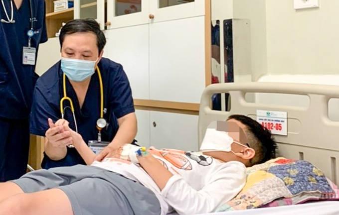Bé trai bị rắn lục đuôi đỏ cắn nguy hiểm tính mạng điều trị tại Bệnh viện Nhi Trung ương. (Ảnh BV cung cấp)