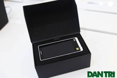 Đập hộp máy nghe nhạc có khung kim loại bọc da, giá 12,9 triệu đồng