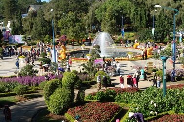 Du khách nườm nượp đổ về, dịch vụ du lịch Đà Lạt quá tải