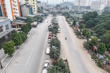 Đường nối 300 tỷ, 8 làn xe chậm tiến độ biến thành nơi đổ rác ở Hà Nội