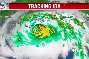 Sóng suýt quật ngã phóng viên đưa tin siêu bão ở Mỹ