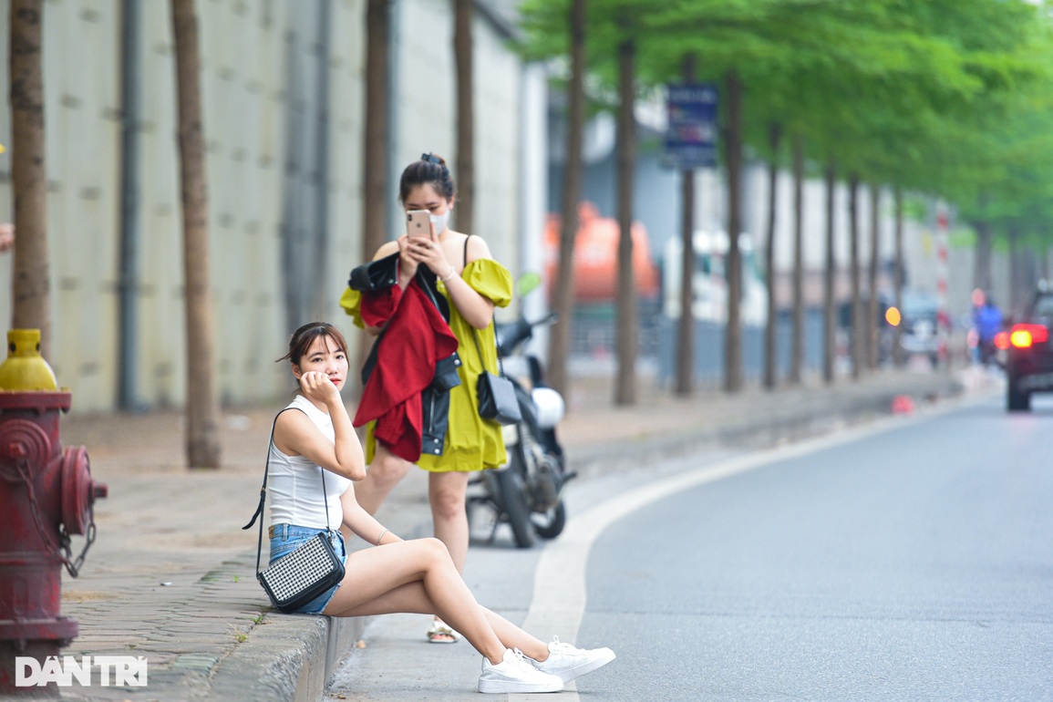Người Hà Nội đổ xô tới chụp ảnh với đường lá bàng đẹp như Hàn Quốc - 7 Người Hà Nội đổ xô tới chụp ảnh với đường lá bàng đẹp như Hàn Quốc - 7