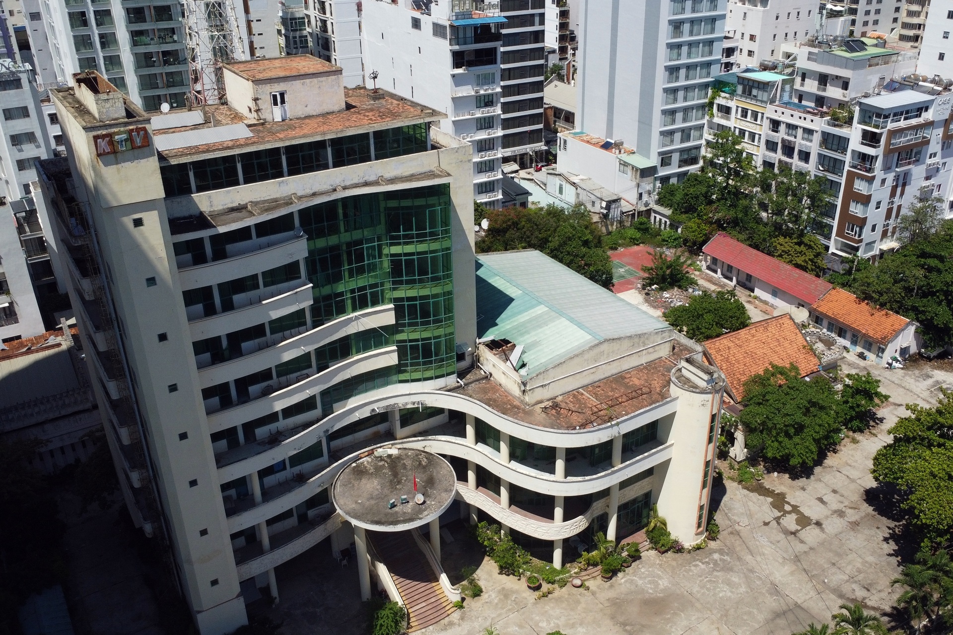 Những khu đất triệu đô ven biển Nha Trang bị bỏ hoang cho cỏ mọc - 2 Những khu đất triệu đô ven biển Nha Trang bị bỏ hoang cho cỏ mọc - 2