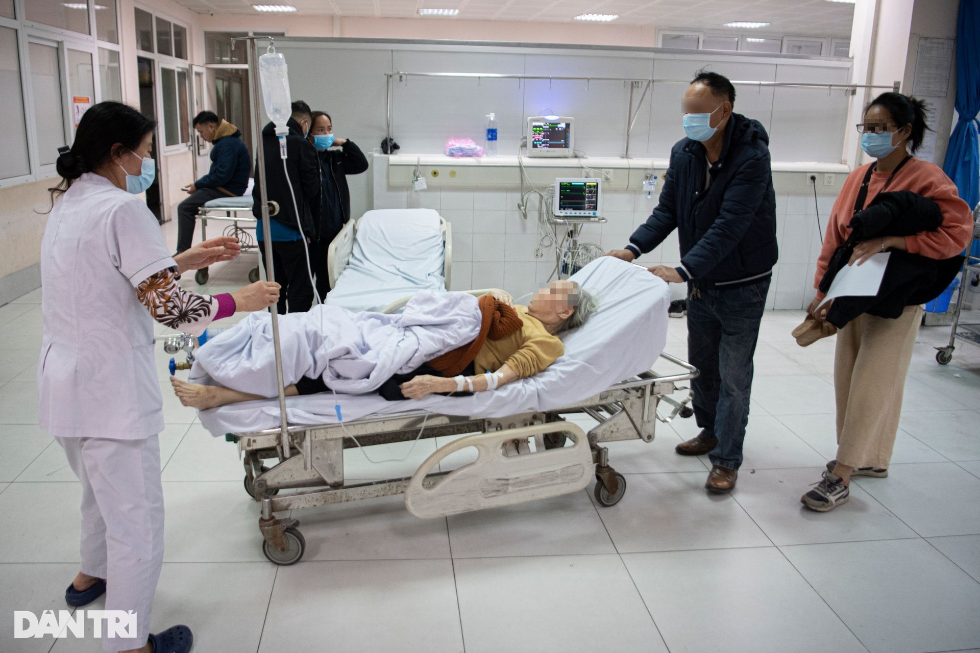 Đêm trắng cấp cứu: Chân không nghỉ, đèn không tắt trên đường đua sinh mệnh - 4 Đêm trắng cấp cứu: Chân không nghỉ, đèn không tắt trên đường đua sinh mệnh - 4
