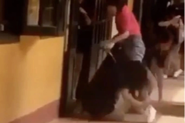 Vụ học sinh quỳ khóc trước cửa lớp đến kiệt sức: Kỷ luật Đảng với cô giáo