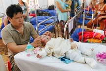 Bị ngăn cấm yêu em gái vợ 13 tuổi, chồng mang xăng đốt cả nhà