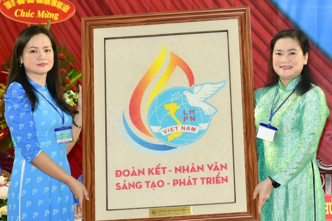 Bí thư tỉnh ủy đọc thơ tặng chị em dự đại hội phụ nữ - 2 Bí thư tỉnh ủy đọc thơ tặng chị em dự đại hội phụ nữ - 2