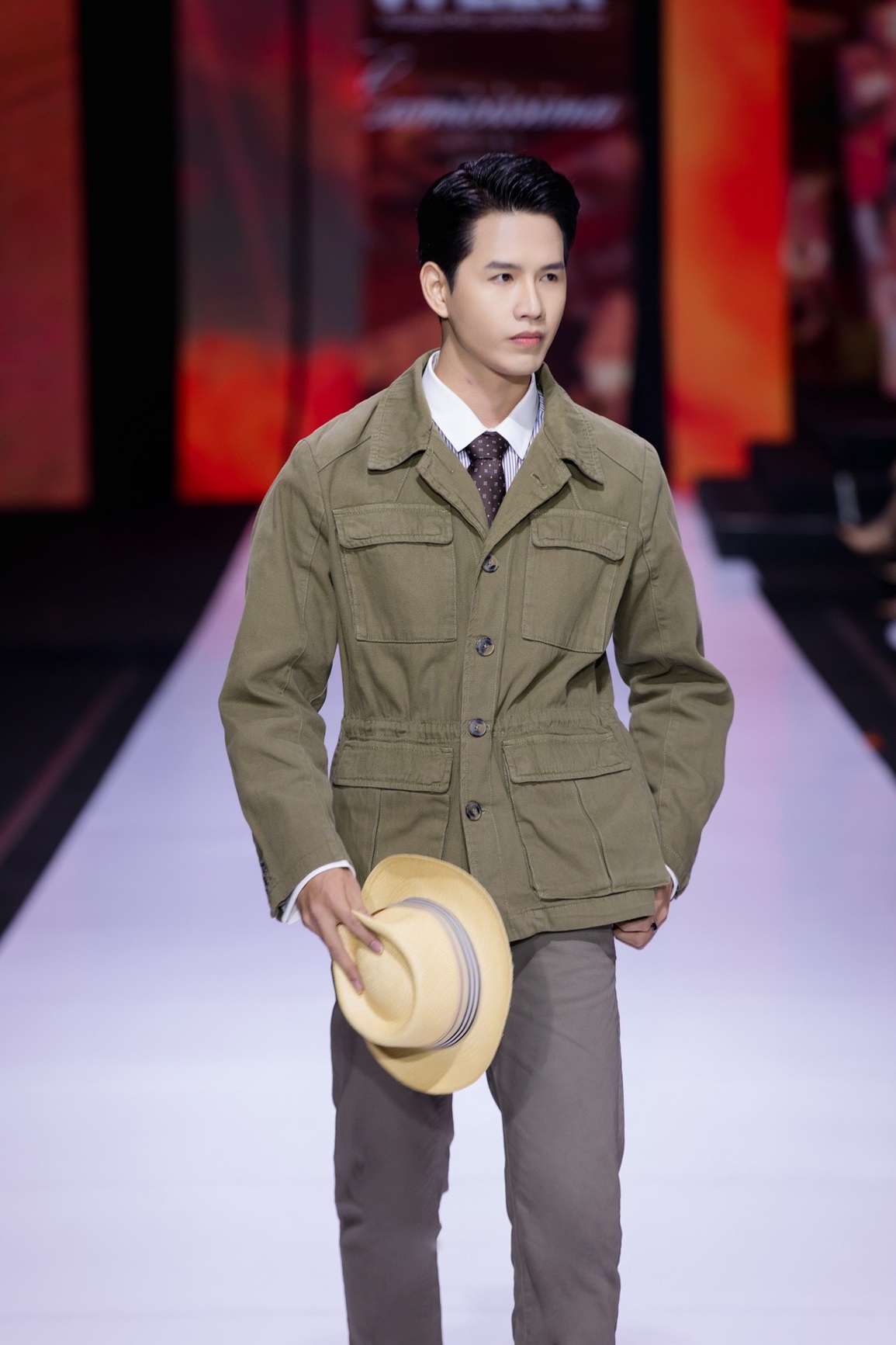 Nam vương Hòa bình Minh Kha lịch lãm tái xuất tại tuần lễ thời trang - 1 Nam vương Hòa bình Minh Kha lịch lãm tái xuất tại tuần lễ thời trang - 1