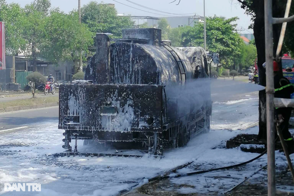 Đà Nẵng: Xe bồn chở nhựa đường bốc cháy dữ dội trên quốc lộ 1A - 1 Đà Nẵng: Xe bồn chở nhựa đường bốc cháy dữ dội trên quốc lộ 1A - 1