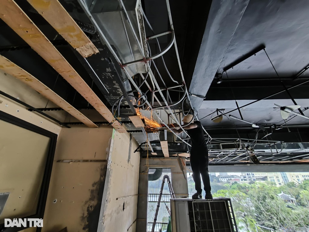 Di chuyển đồ đạc khỏi tòa nhà Hàm cá mập, chuẩn bị phá dỡ - 4 Di chuyển đồ đạc khỏi tòa nhà Hàm cá mập, chuẩn bị phá dỡ - 4
