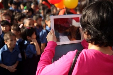 Liên tục khoe con trên mạng xã hội: Hại cho trẻ