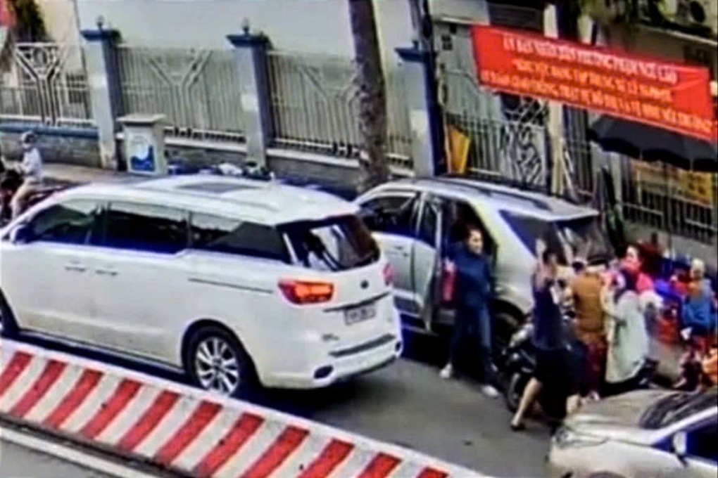 Lấy lời khai tài xế ô tô hành hung người đàn ông trước Bệnh viện Từ Dũ - 1 Lấy lời khai tài xế ô tô hành hung người đàn ông trước Bệnh viện Từ Dũ - 1