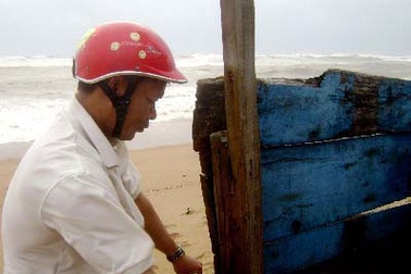 Sóng dữ liên tục “tập kích”, uy hiếp gần 100 hộ dân