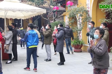 Người dân vái vọng khi đi lễ sáng mùng 1 Tết Nhâm Dần