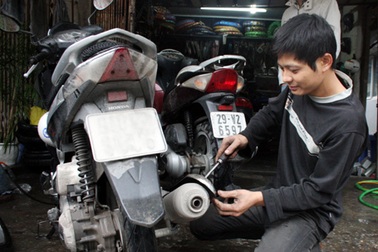 Nắp pô xe “sát thủ” nhan nhản ngoài đường