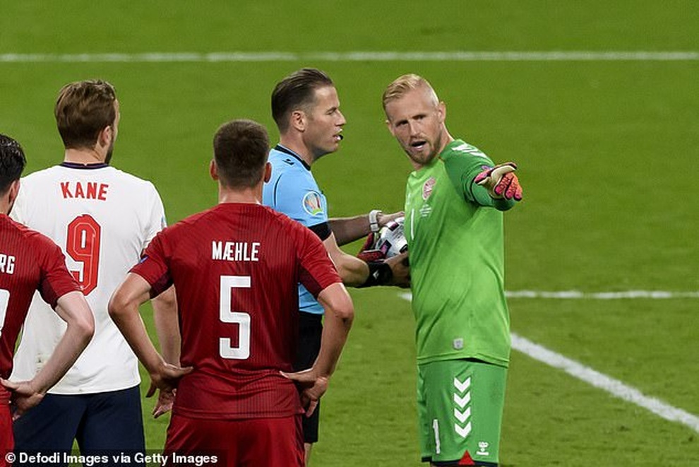Tiết lộ bất ngờ của thủ thành Schmeichel về việc bị CĐV Anh chơi bẩn - 2 Tiết lộ bất ngờ của thủ thành Schmeichel về việc bị CĐV Anh chơi bẩn - 2