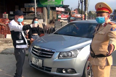 Bị kiểm tra nồng độ cồn, tài xế livestream hơn 1 tiếng đồng hồ