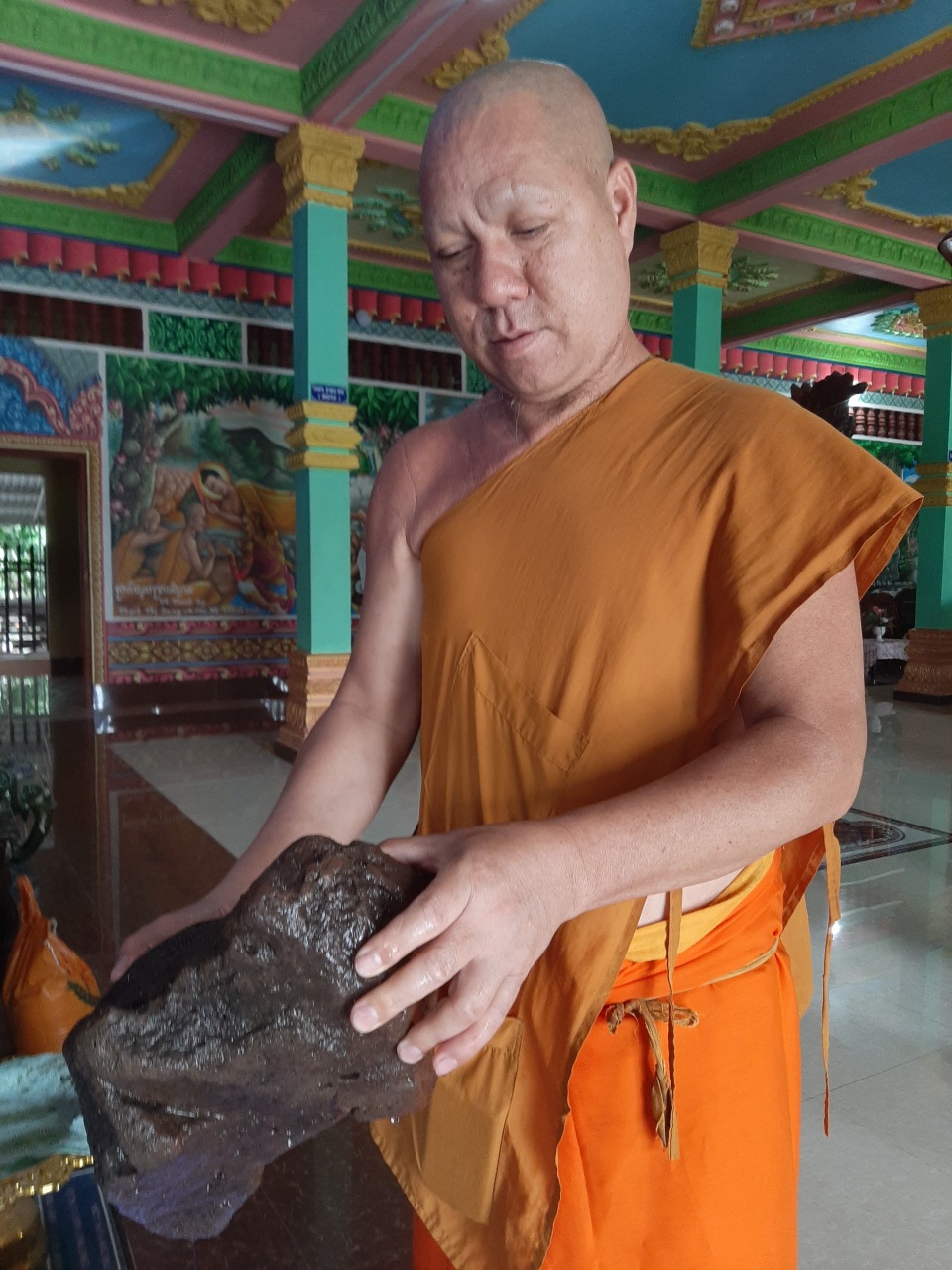 Kỳ lạ 2 hòn đá nặng hơn 8kg nổi trên mặt nước - 2 Kỳ lạ 2 hòn đá nặng hơn 8kg nổi trên mặt nước - 2