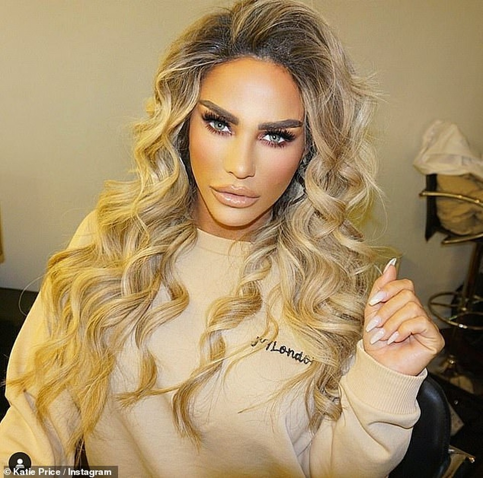 Sau tuyên bố phá sản, Katie Price bán quần áo cũ trên mạng - 4