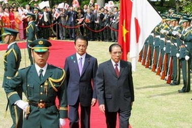 Tổng Bí thư Nông Đức Mạnh hội kiến Nhật Hoàng Akihito