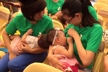 Bé 7 ngày tuổi tím tái, ngừng thở sau khi được mút thuốc phiện