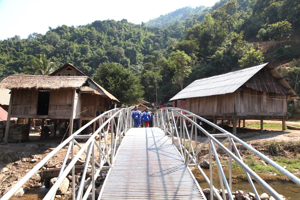 Khánh thành cây cầu mơ ước thứ 17, nâng bước chân bà con dân bản Na Kho - 11 Khánh thành cây cầu mơ ước thứ 17, nâng bước chân bà con dân bản Na Kho - 11
