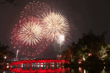 Mãn nhãn màn pháo hoa giao thừa tại hồ Hoàn Kiếm