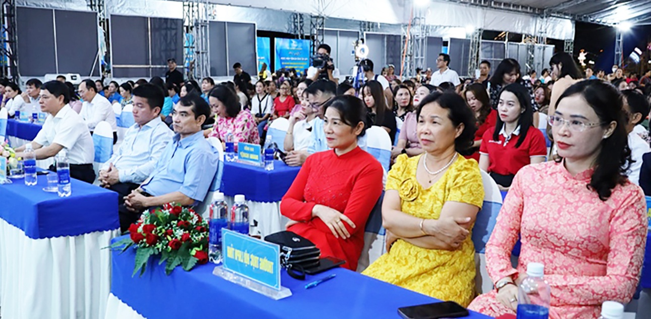 Đại biểu tham dự.jpg Đại biểu tham dự.jpg