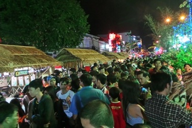 Hàng ngàn người chen chân trên đường hoa nghệ thuật Cần Thơ