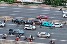 Hà Nội: 6 ô tô va chạm liên hoàn trên cầu Nhật Tân, giao thông ùn ứ cục bộ