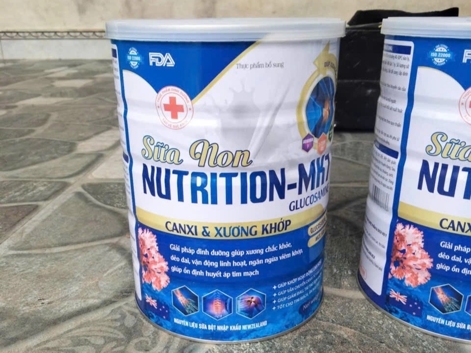 Nhóm người bán sữa lạ giá cao bất thường, bị bóc mẽ liền lên xe bỏ trốn - 2