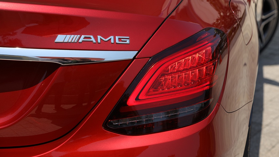 Mercedes-Benz C 180 AMG giá 1,5 tỷ đồng - tăng áp lực cho BMW 3-Series - 6 Mercedes-Benz C 180 AMG giá 1,5 tỷ đồng - tăng áp lực cho BMW 3-Series - 6