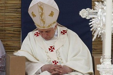 Giáo hoàng ngủ gật trong thánh lễ