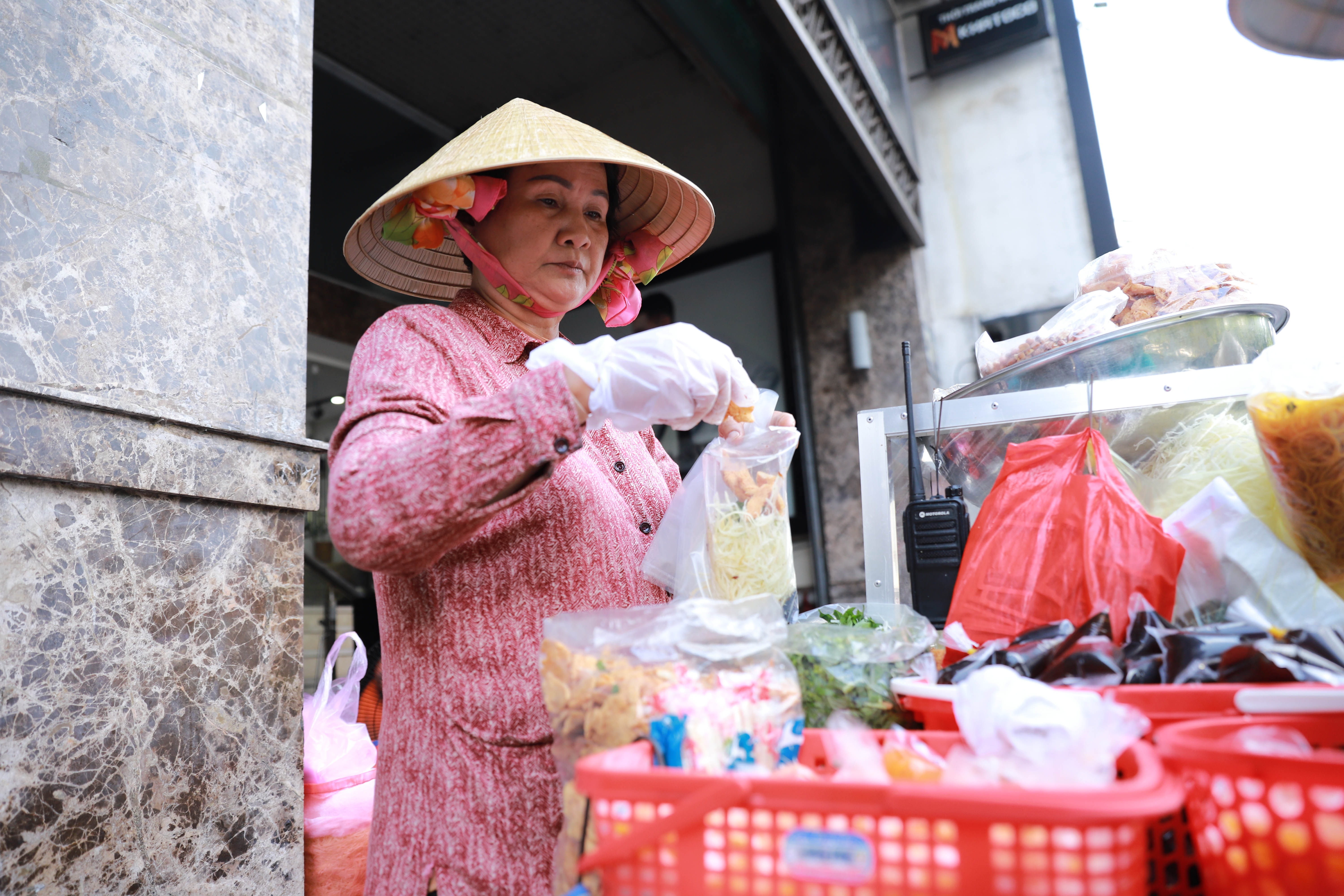 Khách Tây xếp hàng chờ ăn món gỏi khô bò ở vỉa hè TPHCM - 2 Khách Tây xếp hàng chờ ăn món gỏi khô bò ở vỉa hè TPHCM - 2