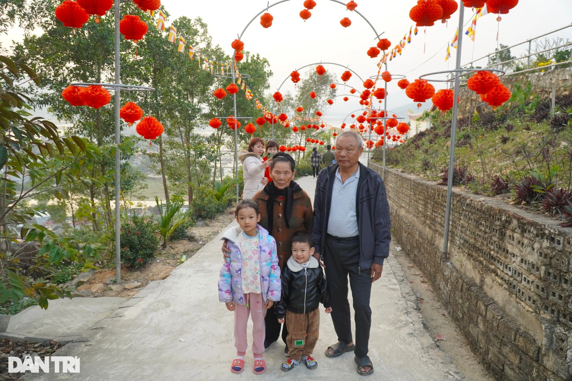 Cầu kính được đỡ bởi bàn tay khổng lồ, lần đầu xuất hiện ở Thanh Hóa - 14 Cầu kính được đỡ bởi bàn tay khổng lồ, lần đầu xuất hiện ở Thanh Hóa - 14