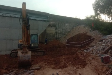 Di dời quả bom nằm sát đường sắt, gỡ lệnh phong tỏa tuyến tàu Bắc - Nam