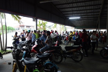 Vụ chủ doanh nghiệp Đài Loan “mất tích”: Công nhân đội nắng, mưa chờ tin