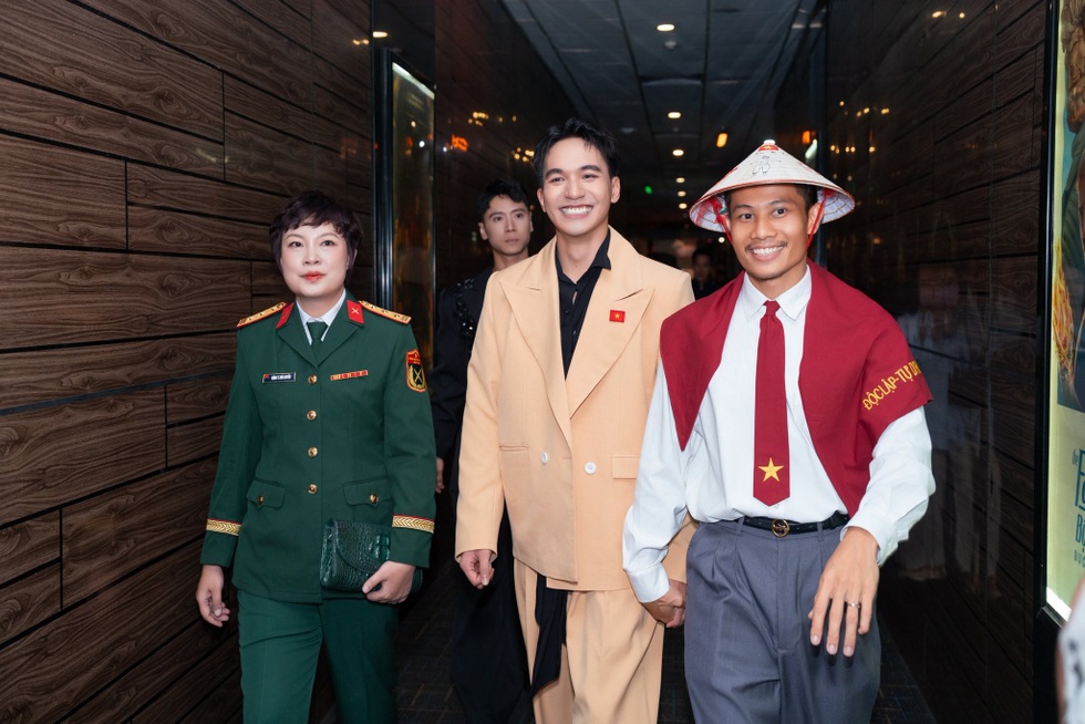 Phương Nam vào vai Tạ Mưa đỏ: Leo 39 tầng để giảm cân, chưa thoát vai - 4 Phương Nam vào vai Tạ Mưa đỏ: Leo 39 tầng để giảm cân, chưa thoát vai - 4