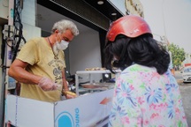 Du khách người Pháp mưu sinh bằng nghề bán chuối chiên vì Covid-19