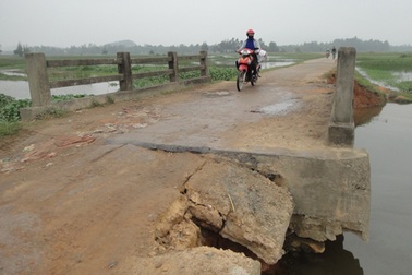 Liều mình lưu thông qua cây cầu sắp sập